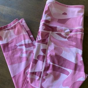 Zyia Pink Camo Pocket Light n Tight Hi-Rise Capri